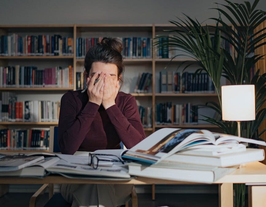 ¿Sabías que bajo circunstancias especiales puedes solicitar reducir las horas de estudio, solicitar permiso laboral o incluso tener clases online sin perder tu estatus F-1?